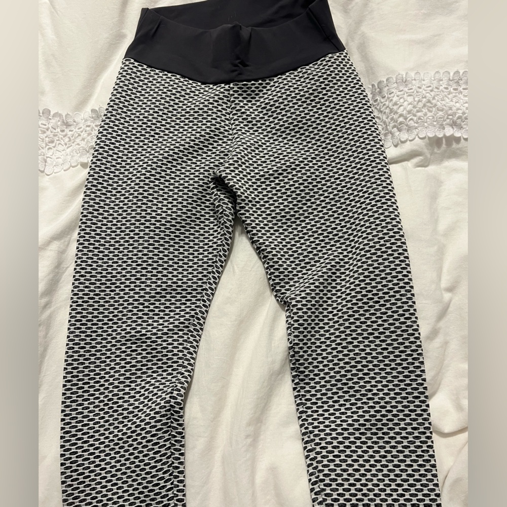 Women’s Butt-Cinching Gray Textured Leggings